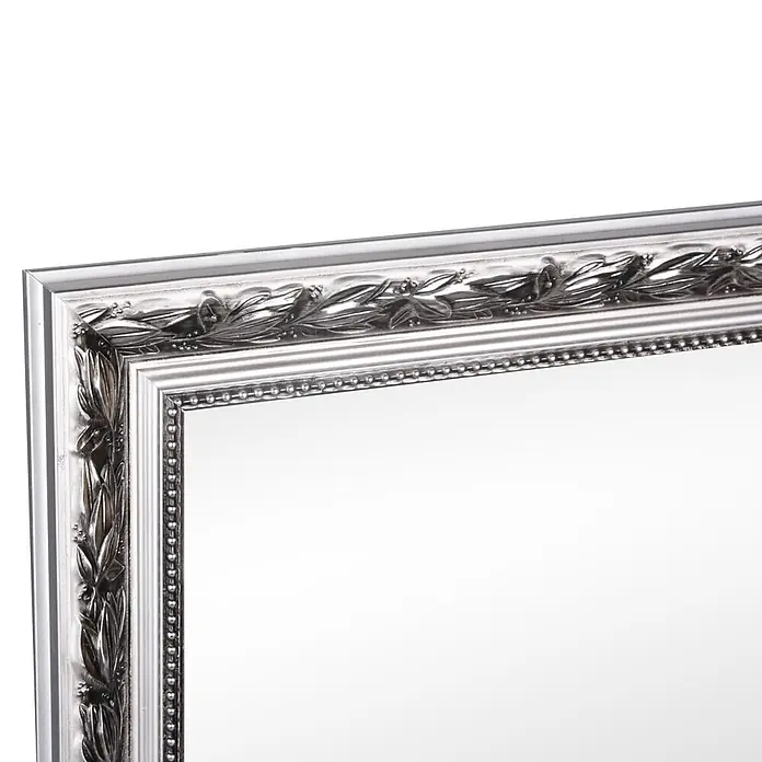 Rahmenspiegel Sonja - 55 x 70 cm, Silber, Holz - Dekorativer silberner Spiegelrahmen mit klassischen Ornamenten.