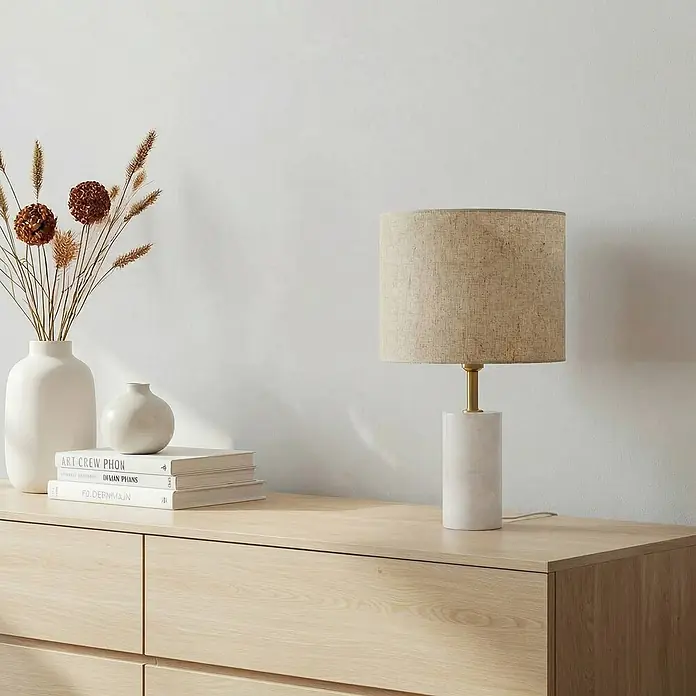 Lindby Tischleuchte Alabaster - L x B x H: 25 x 25 x 43 cm, weiß / opal, creme / amber, E27 - Elegante Tischlampe mit weißem Marmorsockel und beigem Stoffschirm auf einer hellen Holzkommode.