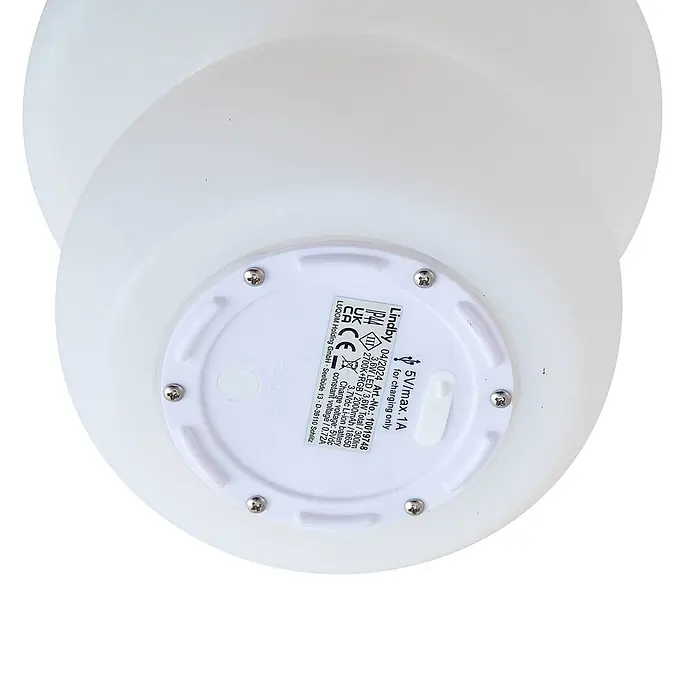Lindby Tischleuchte Vernate - weiß / opal, weiß / opal - Weiße Kunststoffunterseite einer Lindby Lampe mit technischem Etikett, Ladeanschluss und Ein-/Ausschalter.