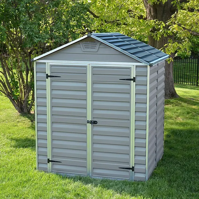Palram – Canopia Gartenhaus Skylight 6x5 - Außenmaß inkl. Dachüberstand (B x T): 185,5 x 154 cm, Kunststoff, Anthrazit/Grau - Eine graue Gerätehütte aus Kunststoff steht im Garten, ideal zur Aufbewahrung von Gartengeräten und Werkzeugen.