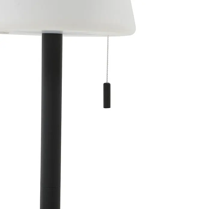 Lindby Tischleuchte Azalea - L x B x H: 16,5 x 16,5 x 45 cm, schwarz - Weißer Lampenschirm, schwarze Stange und Zugkette mit schwarzem Knebel einer Lampe.