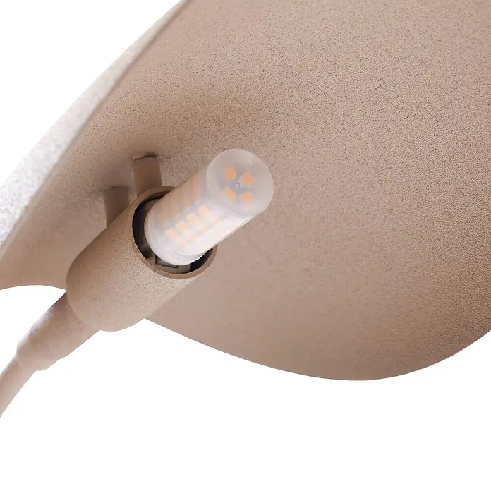 Lucande Tischleuchte Rivera - alu / grau / zink, alu / grau / zink, G9 - Nahaufnahme einer beigefarbenen, strukturierten Metallleuchte mit eingesetzter durchscheinender LED-Lampe.