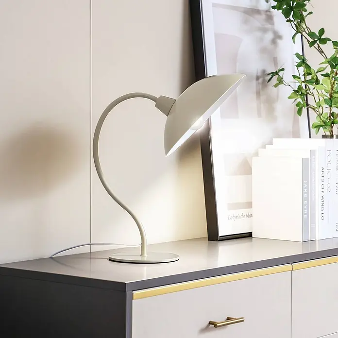 Lucande Tischleuchte Arvadon - L x B x H: 33 x 25 x 42,75 cm, creme / amber, creme / amber, E14 - Hellbeige Schreibtischlampe mit gebogenem Stiel und breitem, flachem Schirm, die eine Schreibtischfläche beleuchtet.