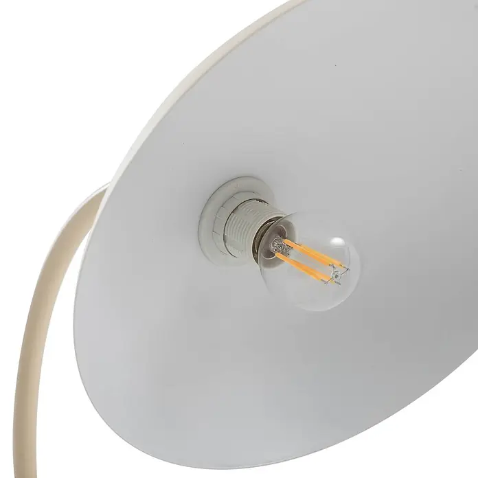 Lucande Tischleuchte Arvadon - L x B x H: 33 x 25 x 42,75 cm, creme / amber, creme / amber, E14 - Weißer Metall-Lampenschirm mit cremfarbenem Arm, zeigt eine klare LED-Glühlampe in einer weißen Fassung.