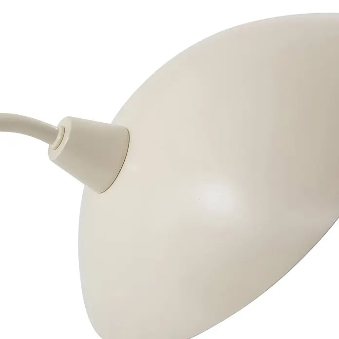 Lucande Tischleuchte Arvadon - L x B x H: 33 x 25 x 42,75 cm, creme / amber, creme / amber, E14 - Nahaufnahme eines cremefarbenen, gebogenen Lampenschirms aus Metall mit einem angebrachten Arm.
