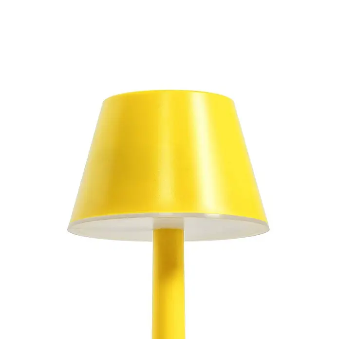 Lindby Tischleuchte Gaja - L x B x H: 9,5 x 9,5 x 24 cm, gelb / orange, gelb / orange - Gelbe Lampe mit konischem Schirm und weißem Diffusor, befestigt an einem gelben Stiel.