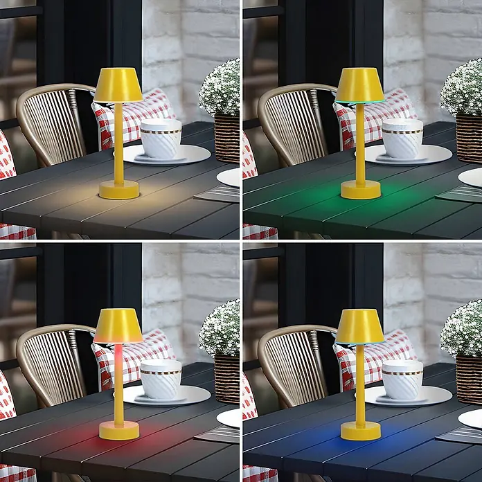 Lindby Tischleuchte Gaja - L x B x H: 9,5 x 9,5 x 24 cm, gelb / orange, gelb / orange - Gelbe Tischlampe auf einem dunklen Terrassentisch, die farbiges Licht wirft: Warmweiß, Grün, Rot, Blau.