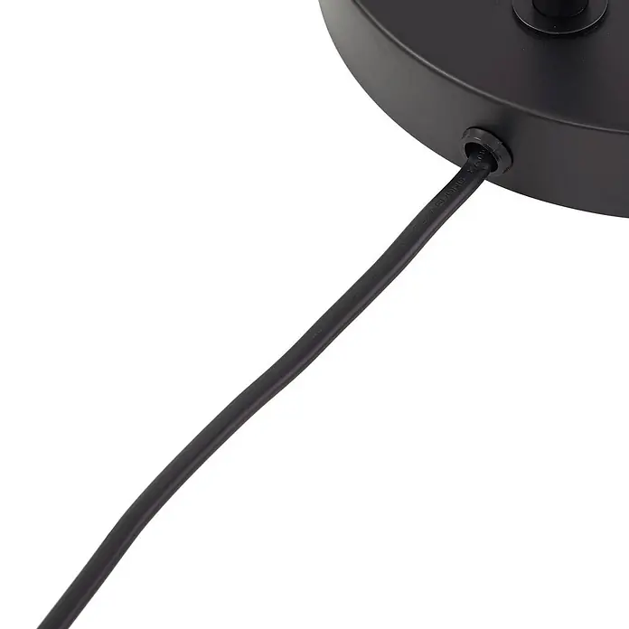 Lindby Tischleuchte Kaida - L x B x H: 30 x 15 x 43,5 cm, schwarz, schwarz, E27 - Schwarzes Stromkabel mit Textdetails, das in eine runde schwarze Metallbasis eintritt.
