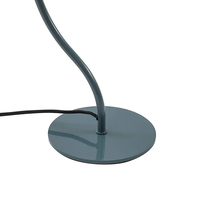 Lucande Tischleuchte Arvadon - blau, blau, E14 - Blau-graue Metall-Lampenbasis und gebogener Stiel mit einem schwarzen geflochtenen Kabel, das aus der Basis kommt.