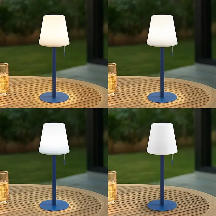 Lindby Tischleuchte Azalea - L x B x H: 16,5 x 16,5 x 45 cm, blau - Eine blaue Tischlampe mit weißem Schirm, warmes Licht spendend, steht auf einem Holztisch im Freien neben einem Getränk.