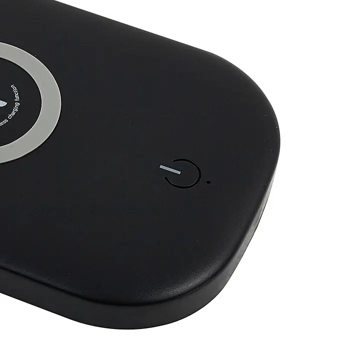 Lindby Tischleuchte Siona - schwarz, schwarz - Schwarzes kabelloses Ladepad mit grauem Ring, der Aufschrift "Wireless charging function" und einem Power-Symbol mit Kontrollleuchte.