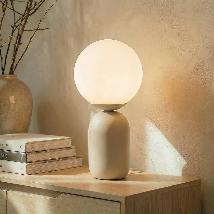 Lindby Tischleuchte Lennes - L x B x H: 20 x 20 x 39 cm, creme / amber, weiß / opal, E27 - Moderne Tischlampe mit kugelförmigem Opalglasschirm und beigem Keramikfuß, spendet warmes Licht auf Holz.