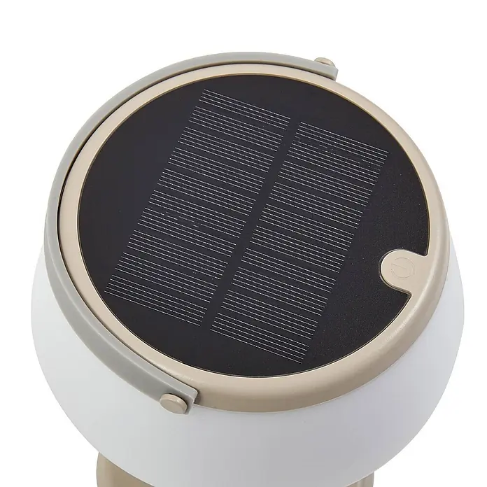 Lindby Tischleuchte Mikkel - L x B x H: 14,2 x 14,2 x 7,2 cm, creme / amber - Runde, weiße Solarlampe von oben, mit schwarzem Solarpanel und beigem Einschaltknopf.