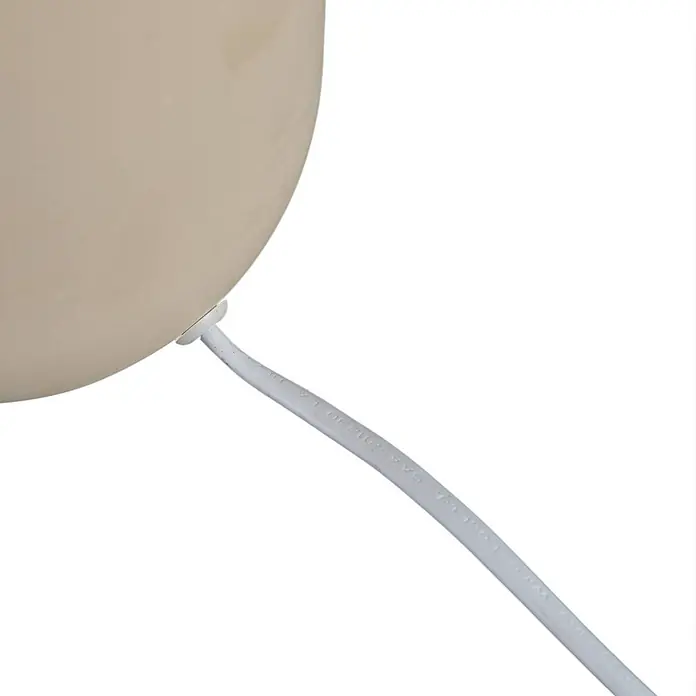 Lindby Tischleuchte Lennes - L x B x H: 20 x 20 x 39 cm, creme / amber, weiß / opal, E27 - Hellbeige kugelförmige Lampe mit weißem Stromkabel.