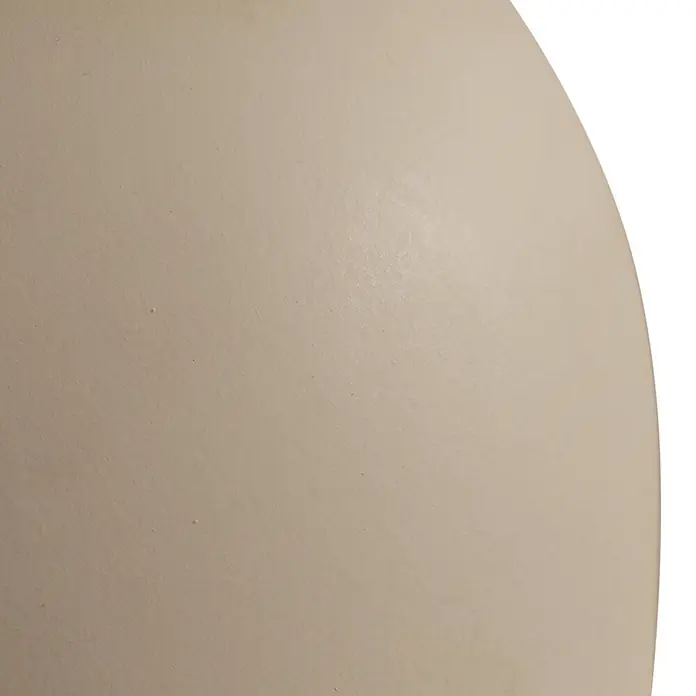 Lindby Tischleuchte Lennes - L x B x H: 20 x 20 x 39 cm, creme / amber, weiß / opal, E27 - Detail einer hellbeigen Produktoberfläche mit glatter, matter Oberfläche und leichter Wölbung.