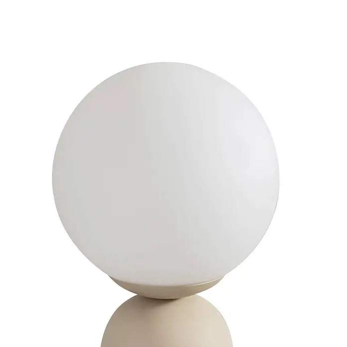 Lindby Tischleuchte Lennes - L x B x H: 20 x 20 x 39 cm, creme / amber, weiß / opal, E27 - Weiße Kugellampe mit beigefarbenem, abgerundetem Sockel.
