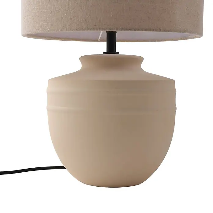Lindby Tischleuchte Thalassia - L x B x H: 30 x 30 x 45,5 cm, creme / amber, creme / amber, E27 - Beigefarbene Tischleuchte mit Stoffschirm und hellbeigem Keramikfuß mit dezenten Rillen.