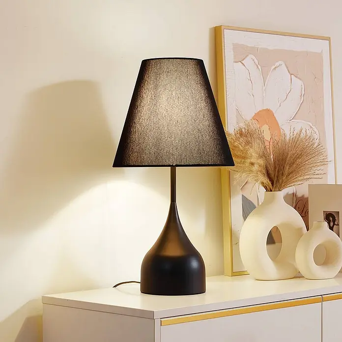Lucande Tischleuchte Luoti - schwarz, schwarz, E27 - Schwarze Tischlampe mit Stoffschirm und mattem schwarzem Sockel auf einer modernen Kommode.