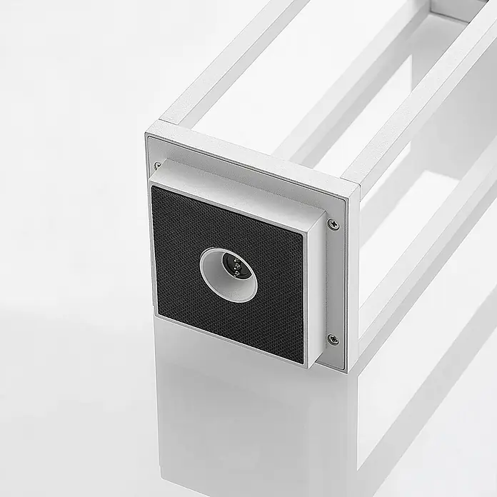Lucande Tischleuchte Mirina - L x B x H: 10 x 10 x 33,5 cm, weiß / opal - Weißer rechteckiger Metall-Lichtbalken mit schwarzer strukturierter Basis und runder Öffnung mit sichtbaren Lichtern.