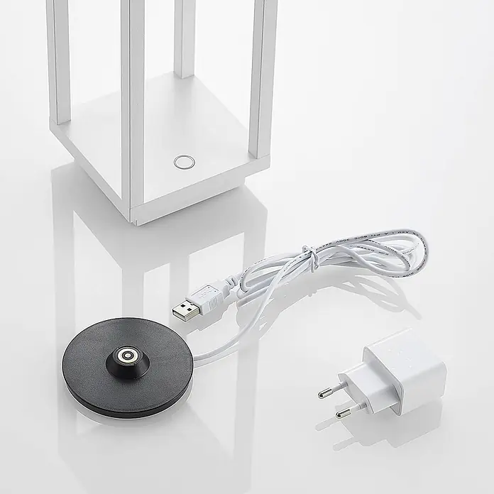 Lucande Tischleuchte Mirina - L x B x H: 10 x 10 x 33,5 cm, weiß / opal - Weiße rechteckige Lampe mit Touch-Steuerung, abgebildet mit schwarzer Ladebasis, weißem USB-Kabel und weißem Netzteil.