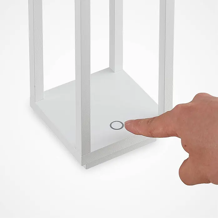 Lucande Tischleuchte Mirina - L x B x H: 10 x 10 x 33,5 cm, weiß / opal - Weiße Leuchte mit Finger, der einen runden Berührungssteuerknopf am Fuß berührt.