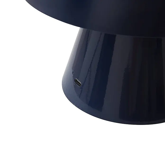 Lindby Tischleuchte Nevijo - L x B x H: 18 x 18 x 17,5 cm, blau, blau - Konischer Fuß eines glänzenden, dunkelblauen Geräts mit USB-C-Anschluss und kleiner Anzeige.