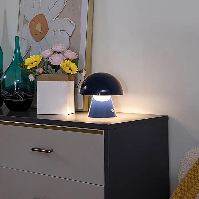 Lindby Tischleuchte Nevijo - L x B x H: 18 x 18 x 17,5 cm, blau, blau - Dunkelblaue Pilztischlampe beleuchtet eine Kommode, präsentiert ihr modernes Design und warmes Licht.