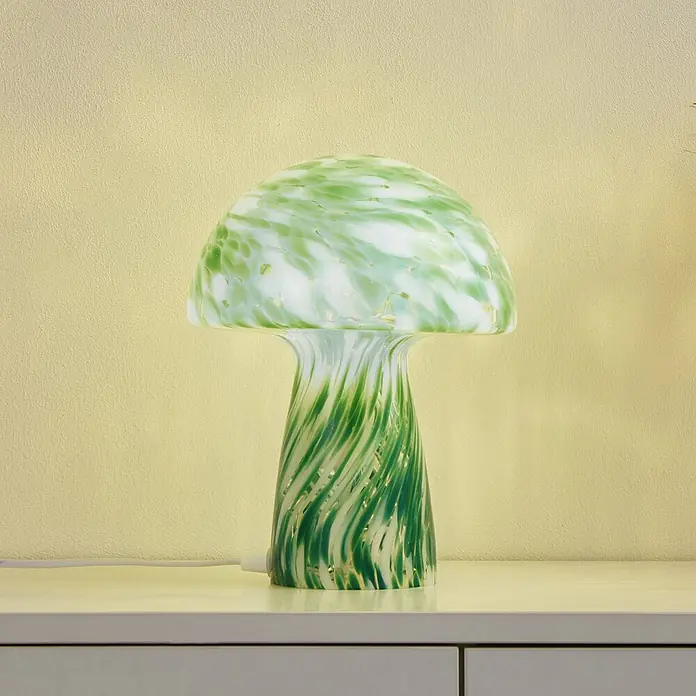 Lindby Tischleuchte Hubi - L x B x H: 22 x 22 x 28 cm, grün, grün, E27 - Grün-weiß marmorierte Glas-Pilz-Tischleuchte auf weißer Oberfläche vor hellgelber Wand.