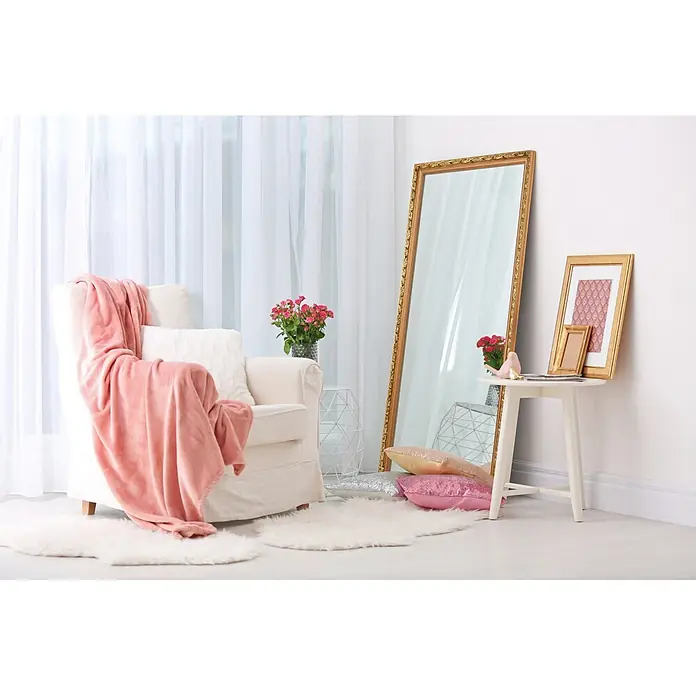 Rahmenspiegel Sonja - 70 x 170 cm, Gold, Holz - Gemütlicher Raum mit cremefarbenem Sessel, pinker Decke und Goldspiegel für einen hellen, eleganten Wohnbereich.