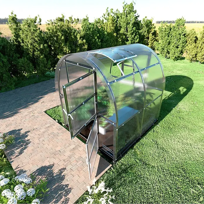 Klasika Greenhouses Gewächshaus Slim Klasika - Außenmaß inkl. Dachüberstand (B x T): 200 x 200 cm, Material Seitenwand: Kunststoff, 6 mm, Silbergrau - Gewölbtes Polycarbonat-Gewächshaus mit geöffneten Türen und Dachluke neben einem Ziegelweg.