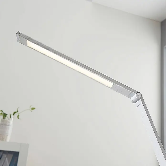 Lucande Tischleuchte Nicano - L x B x H: 34,5 x 12 x 39 cm, alu / grau / zink, alu / grau / zink - Elegante, silberne LED-Schreibtischlampe aus gebürstetem Metall mit linearem Lichtfeld und verstellbarem Arm, leuchtend hellweiß.