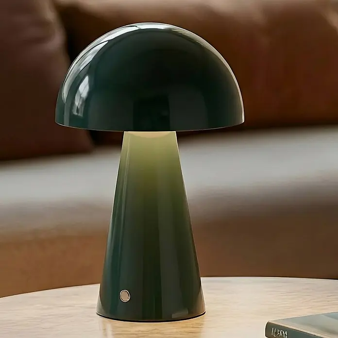 Lindby Tischleuchte Nevijo - L x B x H: 20 x 20 x 30 cm, grün, grün - Dunkelgrüne pilzförmige Tischlampe auf hellem Holztisch, sendet ein sanftes Leuchten aus dem Sockel aus.