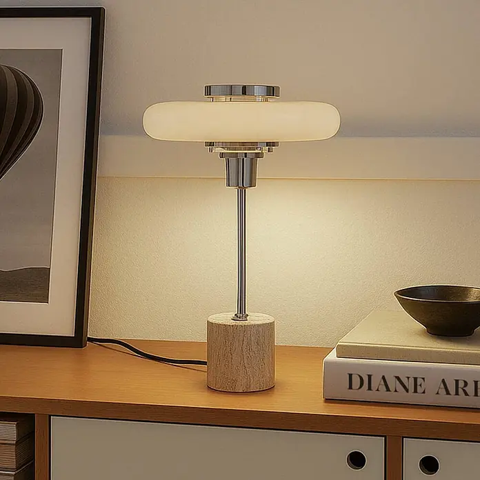 Lindby Tischleuchte Branford - L x B x H: 25 x 25 x 46 cm, creme / amber, creme / amber, E14 - Moderne Tischleuchte mit zylindrischem Holzsockel, Chromstiel und länglichem Diffusor aus Milchglas, spendet warmes Umgebungslicht auf einem Schreibtisch.