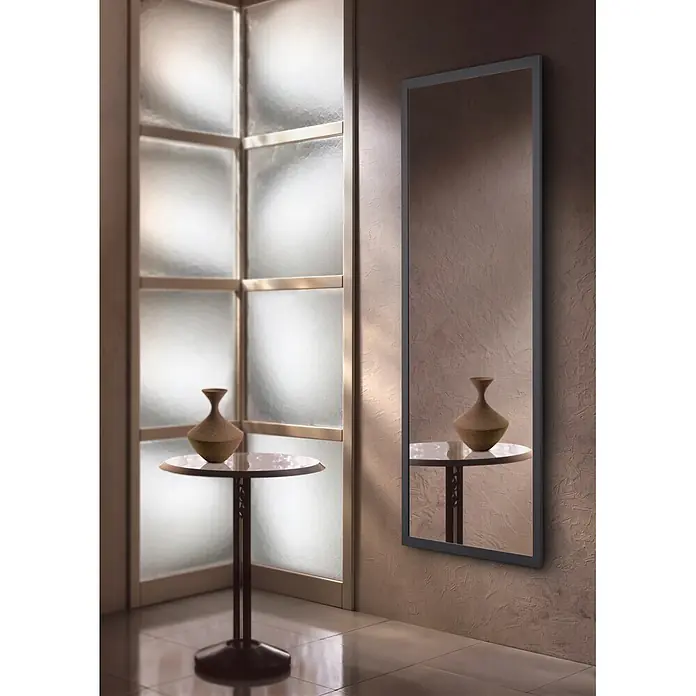 Rahmenspiegel Thea - 66 x 166 cm, Anthrazit, Holz - Ein rechteckiger Ganzkörperspiegel mit grauem Rahmen hängt an einer strukturierten Wand und spiegelt einen kleinen Tisch und eine Vase wider.