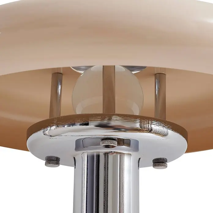 Lindby Tischleuchte Branford - L x B x H: 25 x 25 x 46 cm, creme / amber, creme / amber, E14 - Nahaufnahme einer Lampe mit glänzendem Chromfuß, matter Glasbirne und cremefarbenem Oberschirm.
