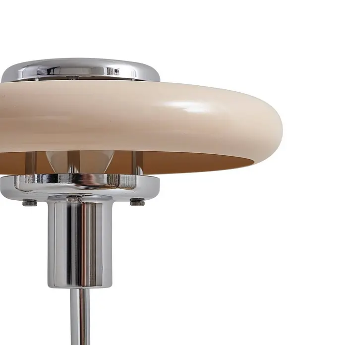 Lindby Tischleuchte Branford - L x B x H: 25 x 25 x 46 cm, creme / amber, creme / amber, E14 - Moderne Lampe mit cremefarbenem Kuppelschirm und poliertem Chromständer, der eine Glühbirne enthüllt.
