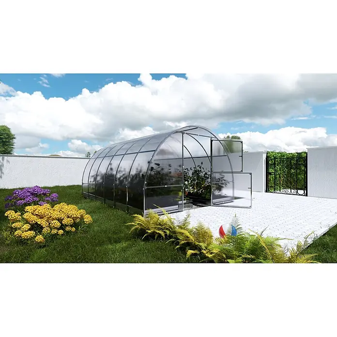 Klasika Greenhouses Gewächshaus Easy Klasika - Außenmaß inkl. Dachüberstand (B x T): 300 x 400 cm, Material Seitenwand: Kunststoff, 4 mm, Silbergrau - Gewölbtes Polycarbonat-Gewächshaus in einer lebhaften Gartenumgebung, mit geöffneten Türen, die Pflanzen im Inneren zeigen.