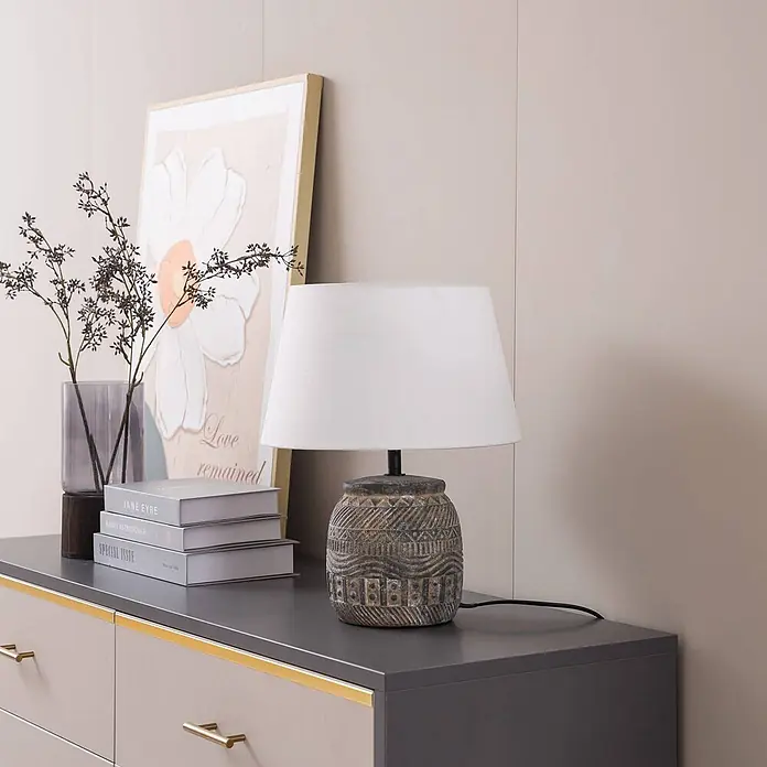Lindby Tischleuchte Aelith - L x B x H: 30 x 30 x 36 cm, alu / grau / zink, weiß / opal, E27 - Tischlampe mit strukturierter dunkler Basis und weißem Stoffschirm, als Zierleuchte auf einer Kommode.