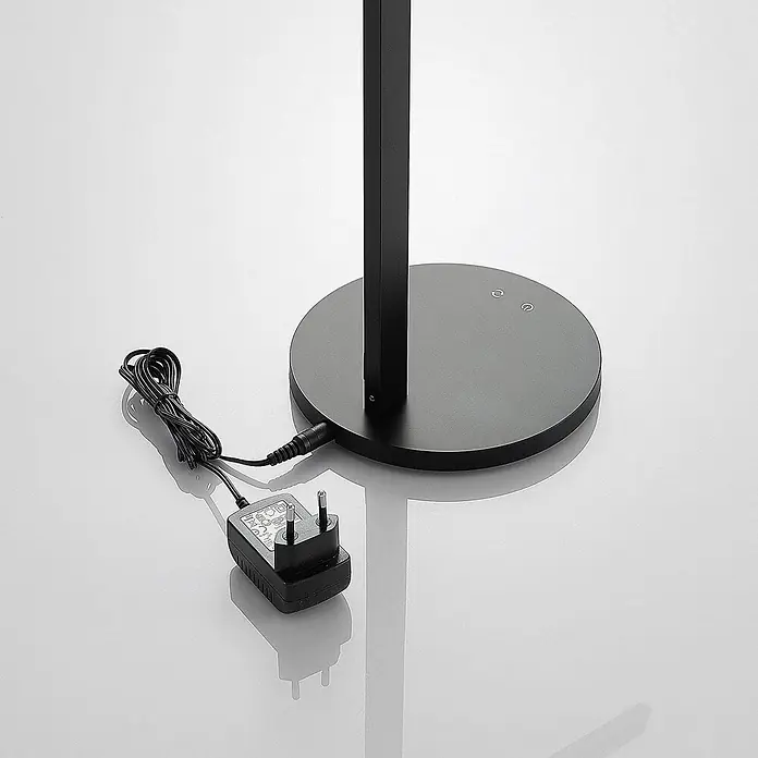 Lindby Tischleuchte Loretta - L x B x H: 40,8 x 17 x 43 cm, schwarz, schwarz - Schwarzer Lampenfuß mit quadratischem Stiel, über ein schwarzes Kabel mit einem Netzteil (UK-Stecker) verbunden. Die Basis hat zwei Bediensymbole.
