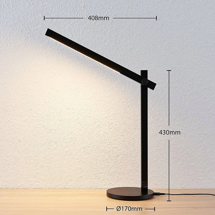 Lindby Tischleuchte Loretta - L x B x H: 40,8 x 17 x 43 cm, schwarz, schwarz - Schwarze Metall-LED-Schreibtischlampe mit verstellbarem Arm, leuchtet einen Holzschreibtisch aus.