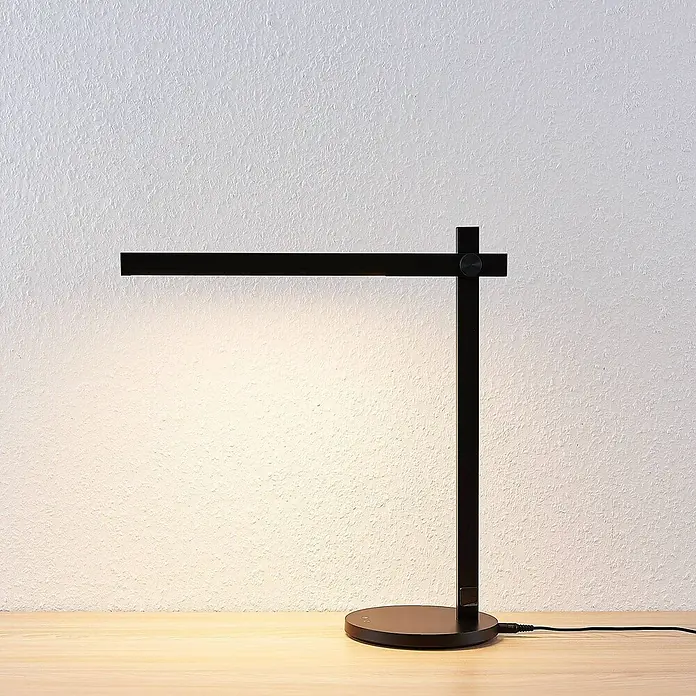 Lindby Tischleuchte Loretta - L x B x H: 40,8 x 17 x 43 cm, schwarz, schwarz - Minimalistische schwarze LED-Schreibtischlampe im L-Design, die einen Arbeitsbereich beleuchtet.