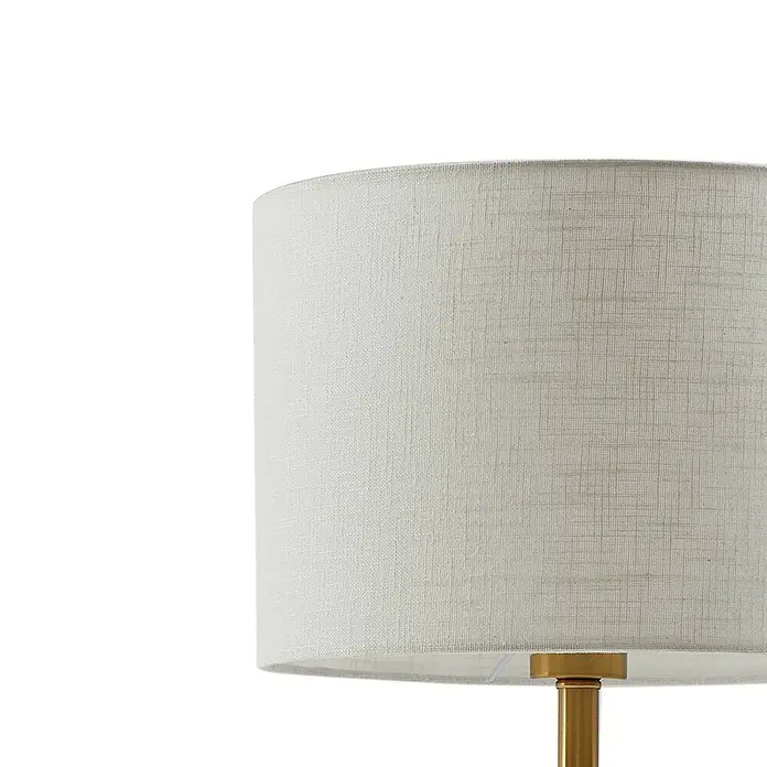 Lindby Tischleuchte Alabaster - alu / grau / zink, weiß / opal, E27 - Hellfarbiger Lampenschirm aus Stoff mit sichtbarer Textur, montiert auf einem goldenen Metallsockel.