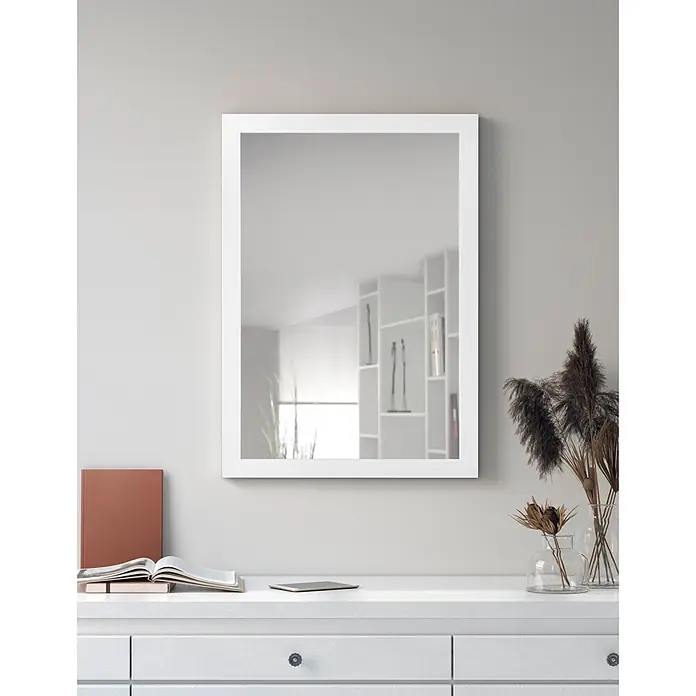 Rahmenspiegel Thea - 48 x 68 cm, Weiß, Holz - Weiß gerahmter rechteckiger Spiegel, der einen Raum reflektiert und über einer weißen Kommode hängt.