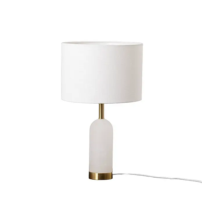 Lindby Tischleuchte Alabaster - alu / grau / zink, weiß / opal, E27 - Weiße Tischlampe mit zylindrischem Stoffschirm, weißem Sockel und goldenen Akzenten.