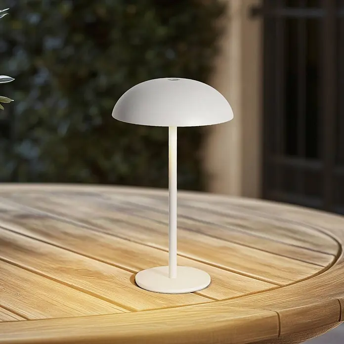 Arcchio Tischleuchte Thenra - L x B x H: 15,4 x 15,4 x 9,5 cm, weiß / opal, weiß / opal - Weiße, minimalistische Tischlampe beleuchtet einen hölzernen Gartentisch.