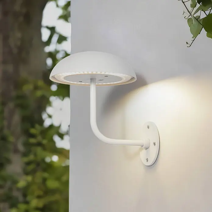 Arcchio Tischleuchte Thenra - L x B x H: 15,4 x 15,4 x 9,5 cm, weiß / opal, weiß / opal - Weiße pilzförmige Außenwandleuchte beleuchtet eine Wand.