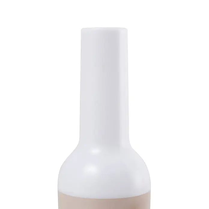 Lindby Tischleuchte Isaline - creme / amber, creme / amber - Hohe weiße Flasche mit schmalem Hals und abgerundetem Körper, unten beige.