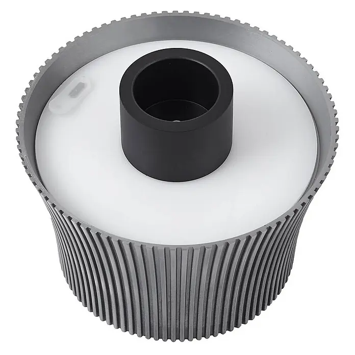 Lindby Tischleuchte Linor - L x B x H: 11,3 x 11,3 x 8,8 cm, alu / grau / zink - Runder grauer Behälter mit gerillter Außenseite, Zahnkranz und schwarzem Zylindereinsatz auf weißer Innenfläche.