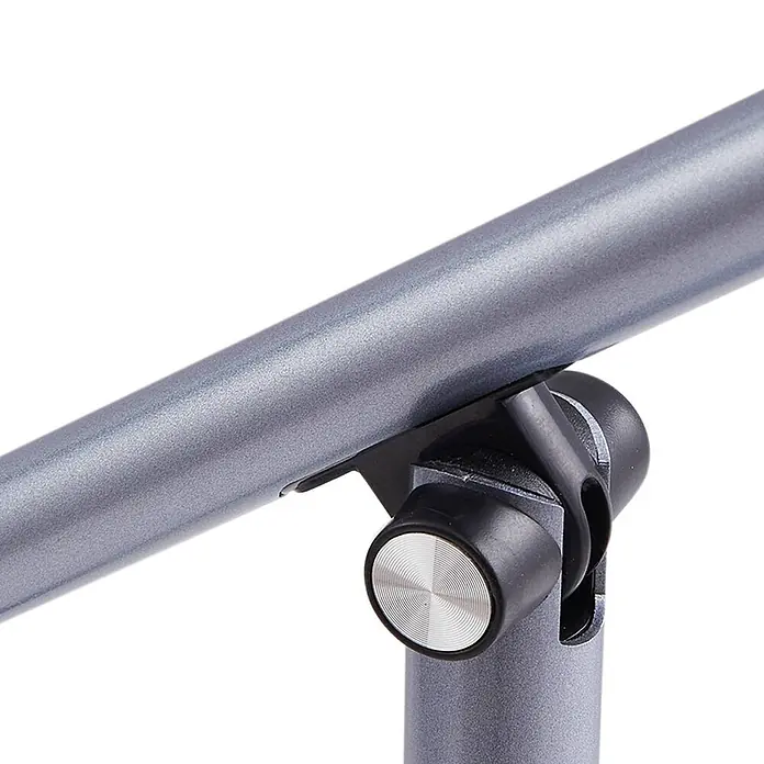 Lindby Tischleuchte Thies - L x B x H: 45,9 x 9,2 x 78,9 cm, alu / grau / zink, alu / grau / zink - Nahaufnahme eines silbergrauen Rohrs, verbunden durch ein schwarzes Kunststoffgelenk mit einem runden, silbernen, strukturierten Einstellknopf.
