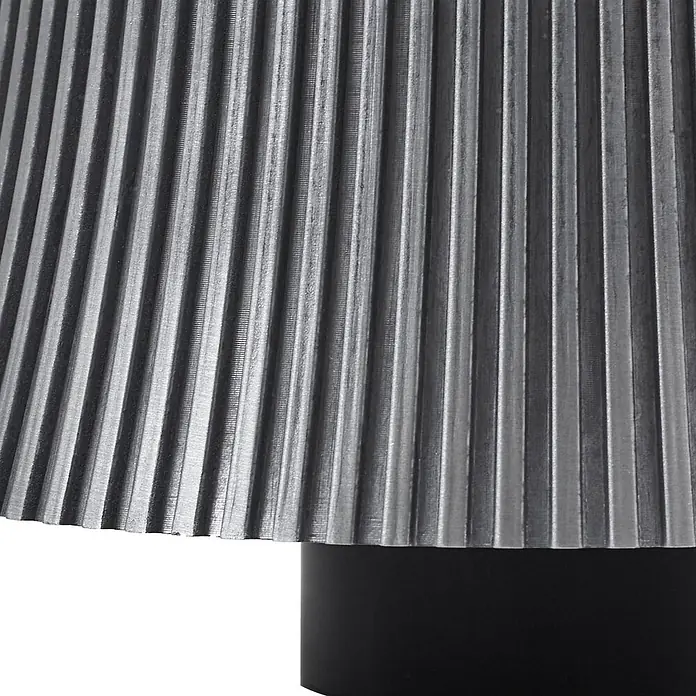 Lindby Tischleuchte Linor - L x B x H: 11,3 x 11,3 x 8,8 cm, alu / grau / zink - Plissierter dunkelgrauer Lampenschirm und sein schwarzer zylindrischer Sockel.